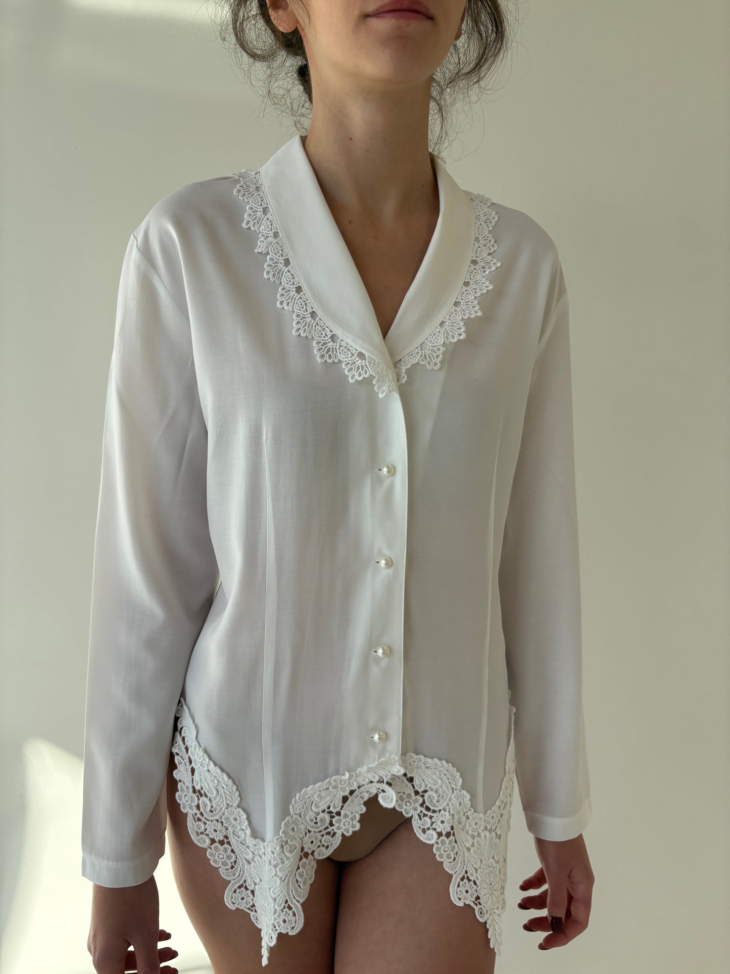 Cămașa vintage cambrata cu talie ușor reglabilă la spate și dantelă macrame