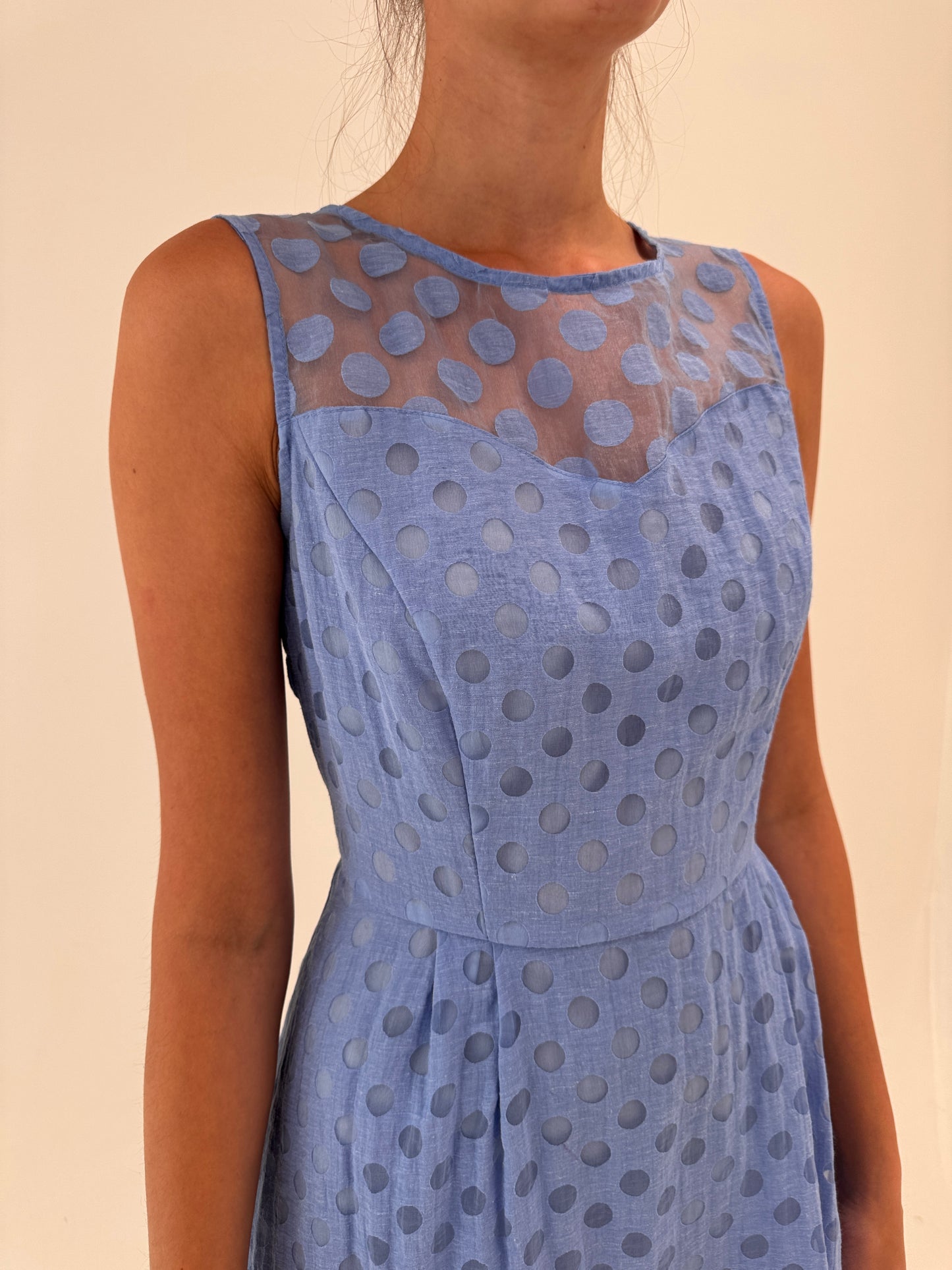 Rochie cornflower Blue în croi actual cu buline texturate și talie marcată
