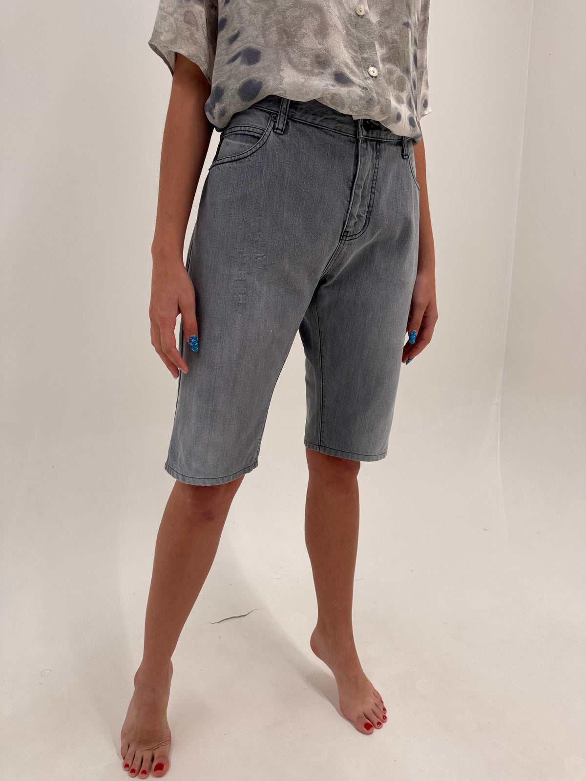 Pantaloni scurti Armani din jeans ultra confort în croi lung