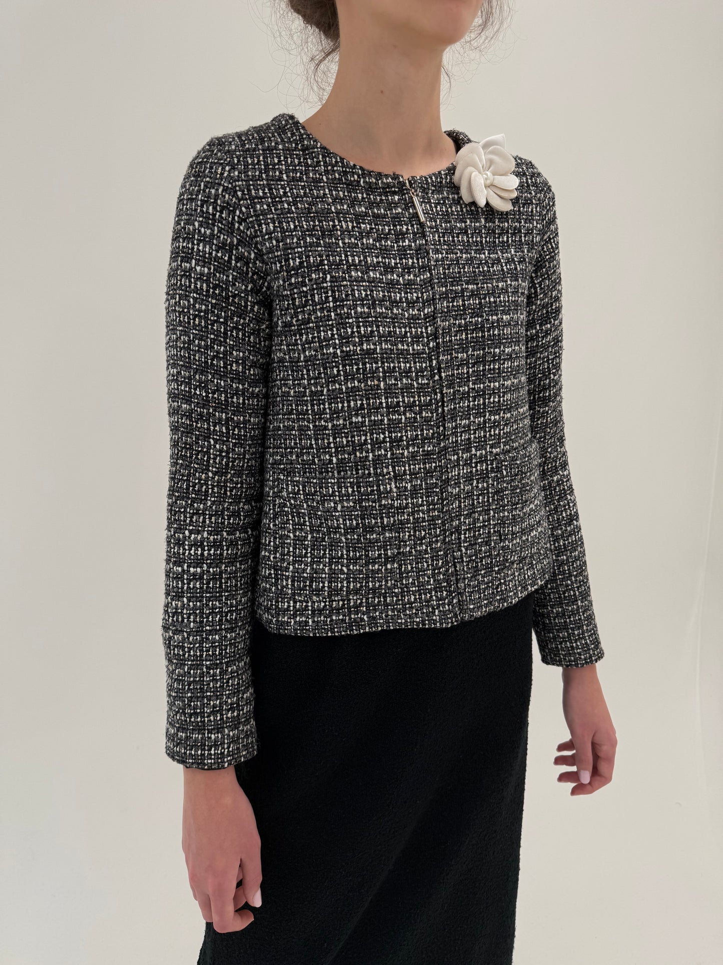 Jacheta în stil Chanel din tweed de lana cu broșă camelie inclusă