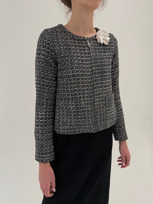 Jacheta în stil Chanel din tweed de lana cu broșă camelie inclusă