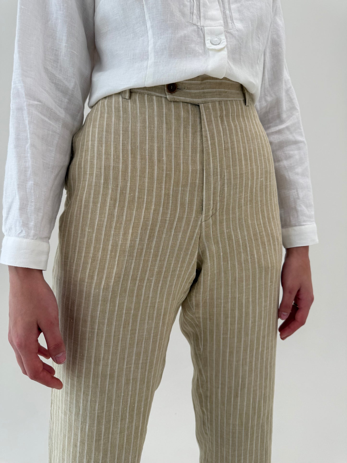 Pantaloni camel din in cu dungi fine verticale