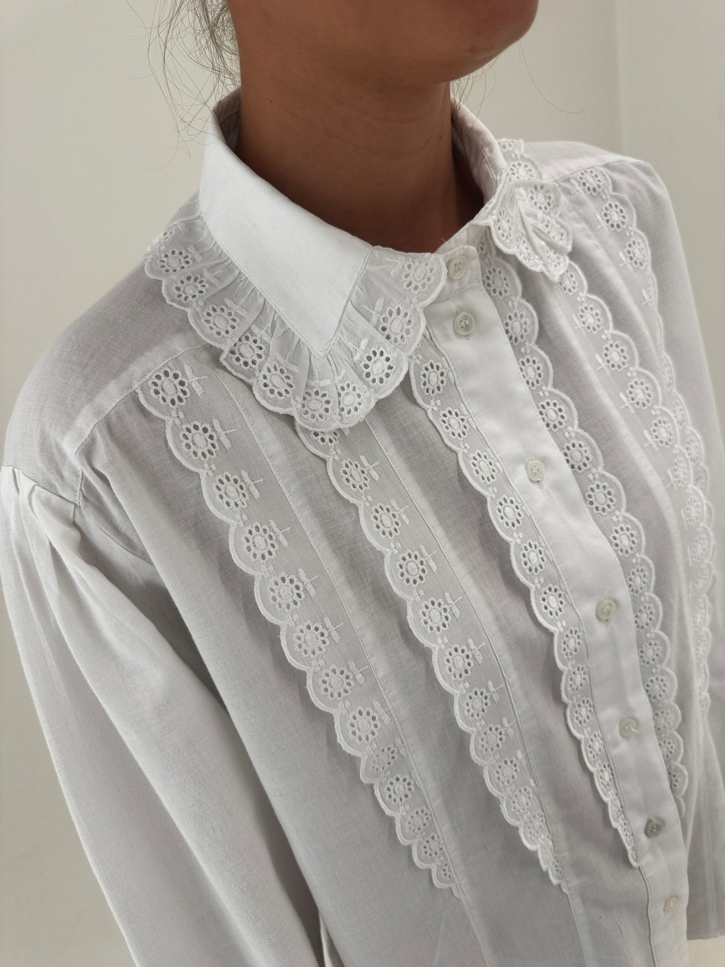 Cămașa vintage cu inserții de dantela și broderie anglaise din bumbac excepțional