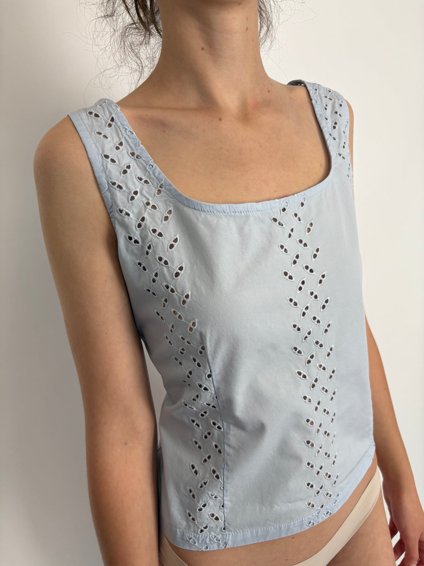 Corsaj italian baby blue cu broderie anglaise