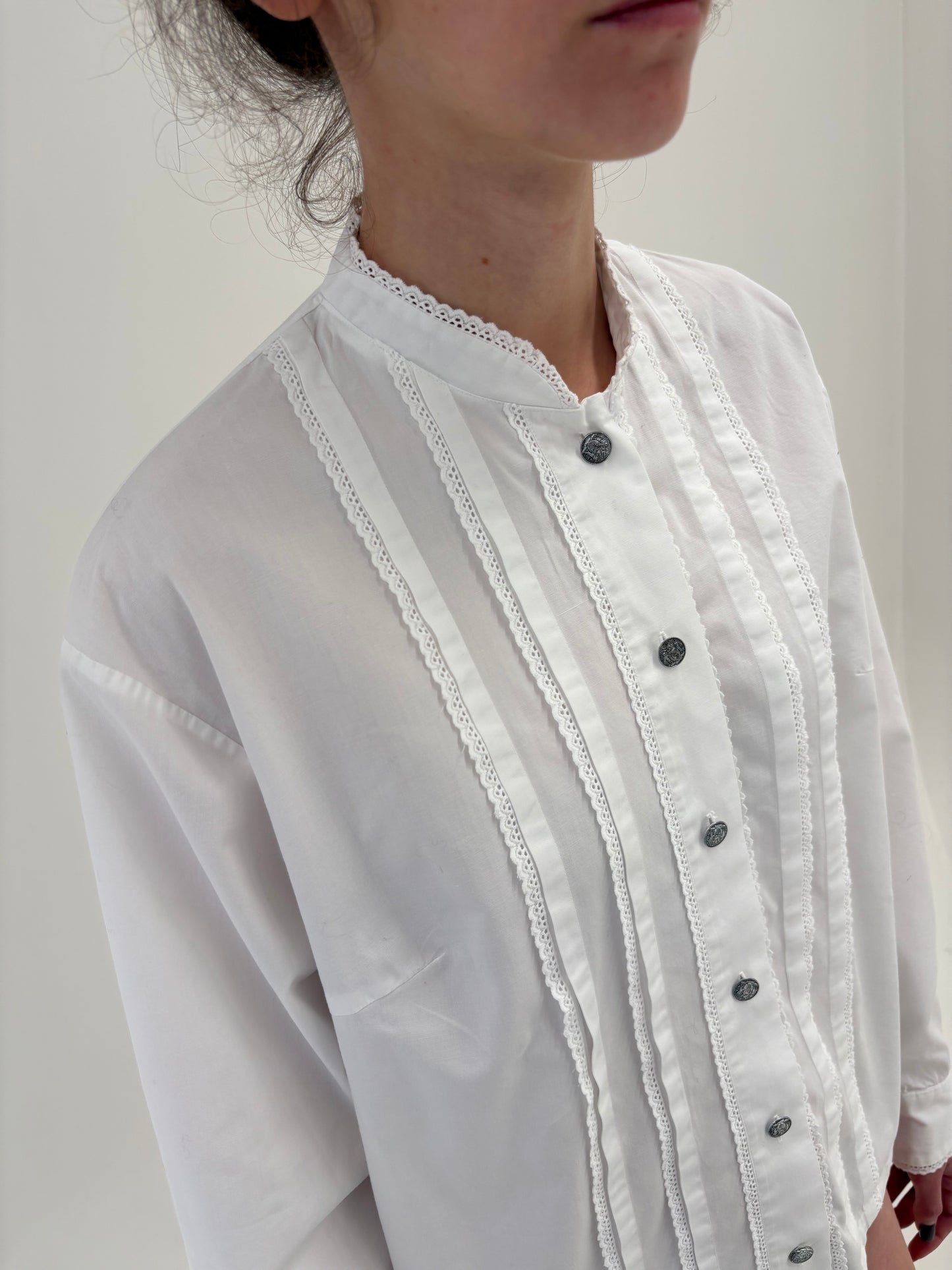 Cămașa vintage din pânză groasă structurată de bumbac cu dantelă macrame