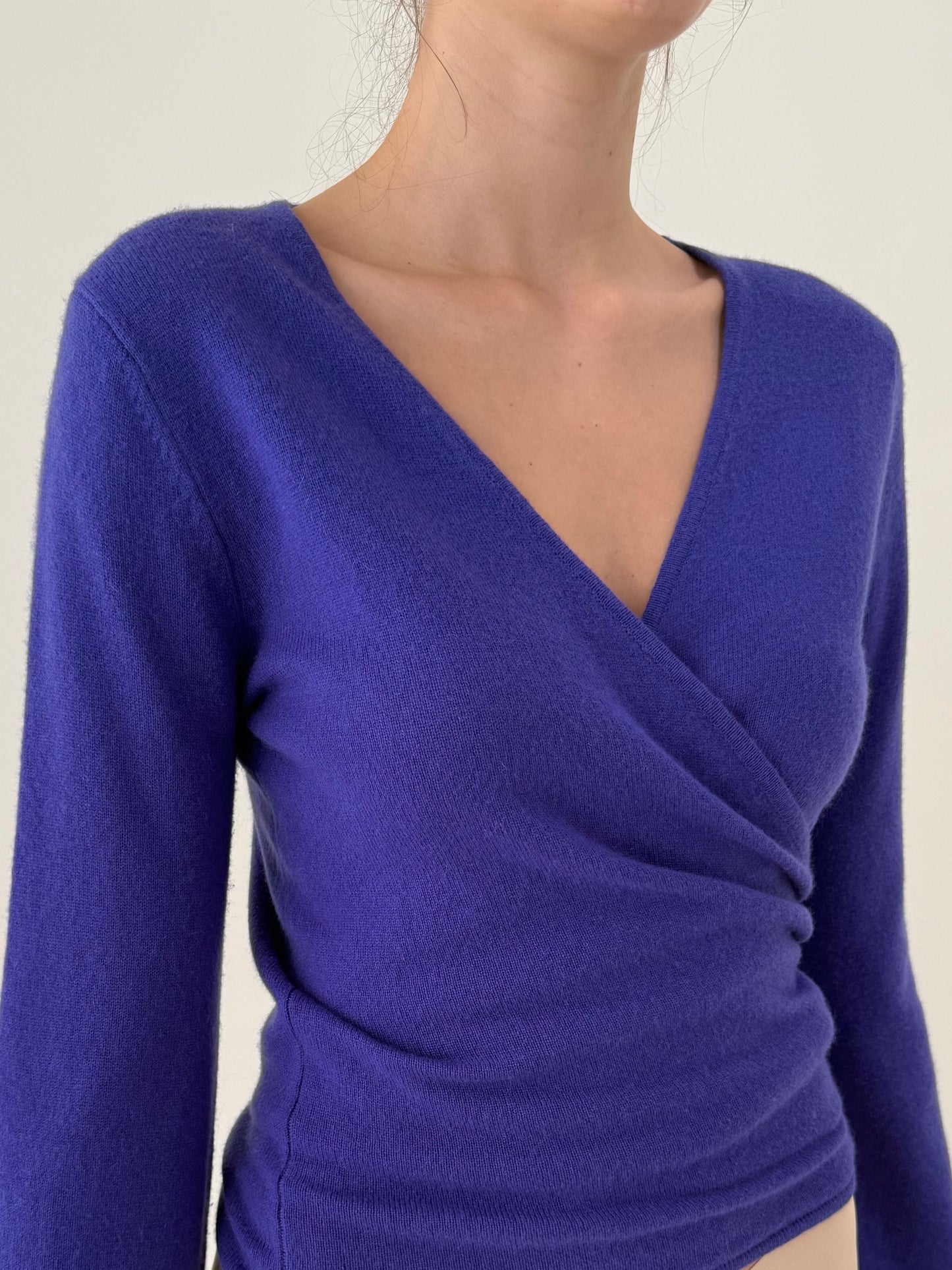 Cardigan petrecut și cambrat din cașmir violet