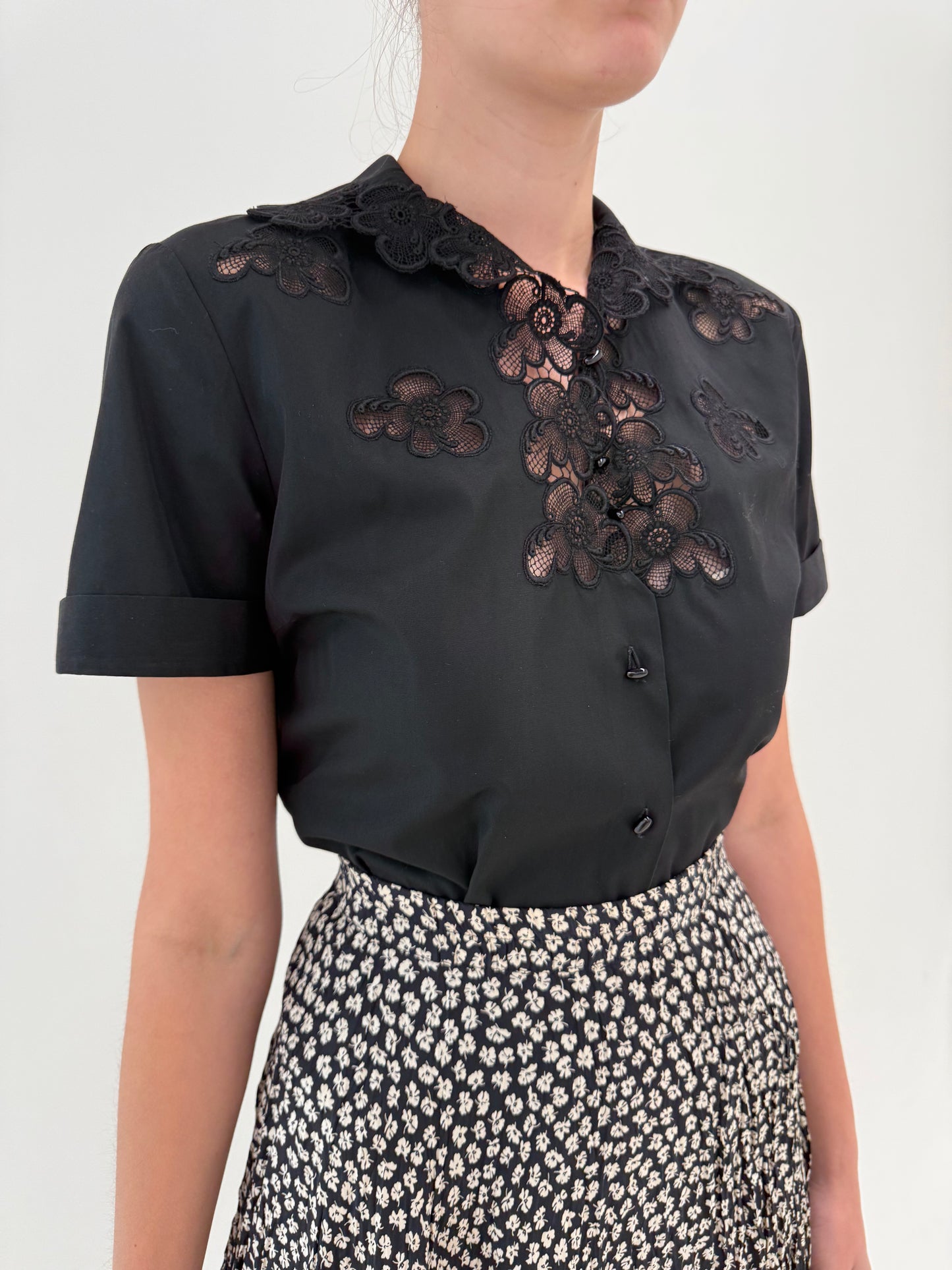 Cămașa vintage bijuterie cu broderie manuală excepțională în croi ușor cambrat