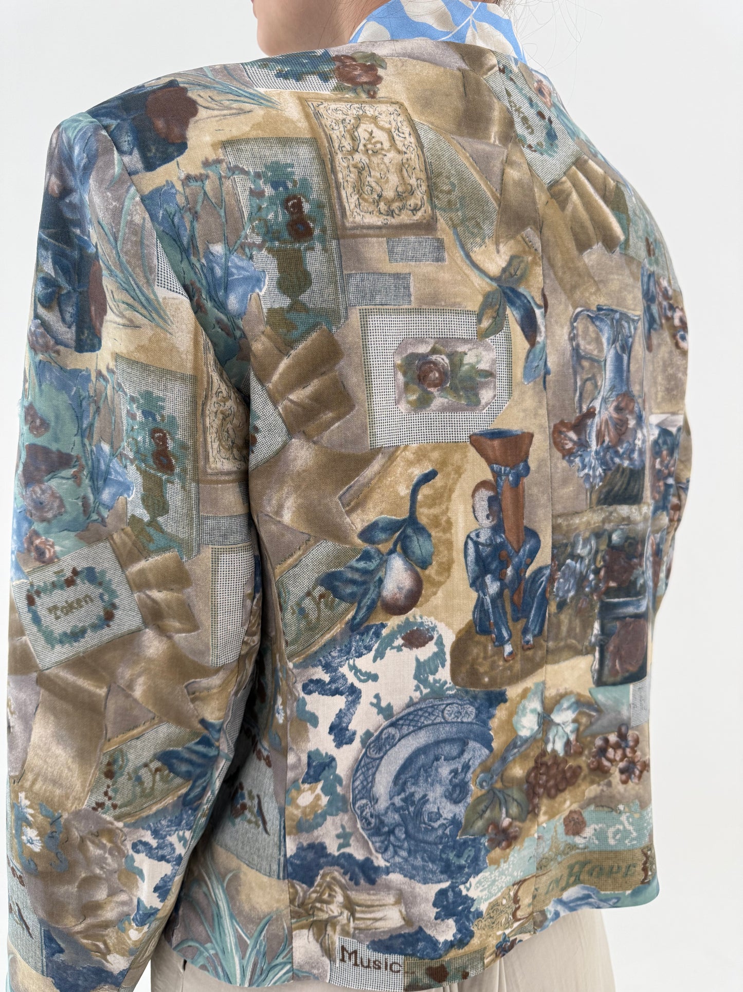 Sacou vintage în stil Chanel cu nasturi matelici aurii bijuterie
