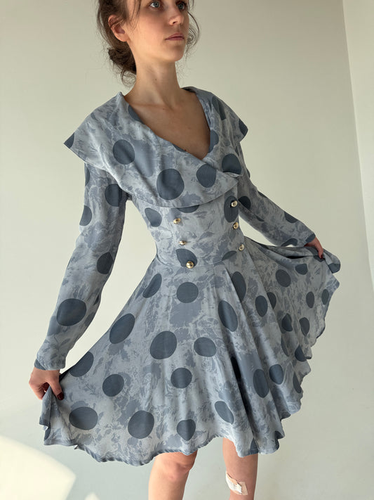 Rochie vintage cu buline, guler supradimensionat si talie ultra marcată