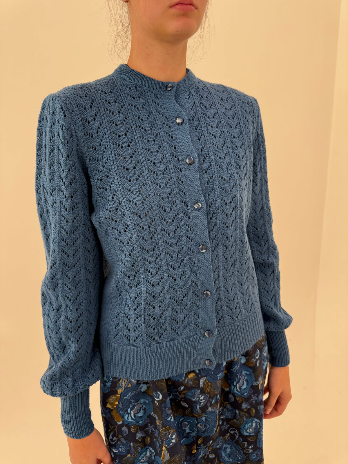 Cardigan vintage jeans blue din lana extrafina cu mânecă amplă și manșetă