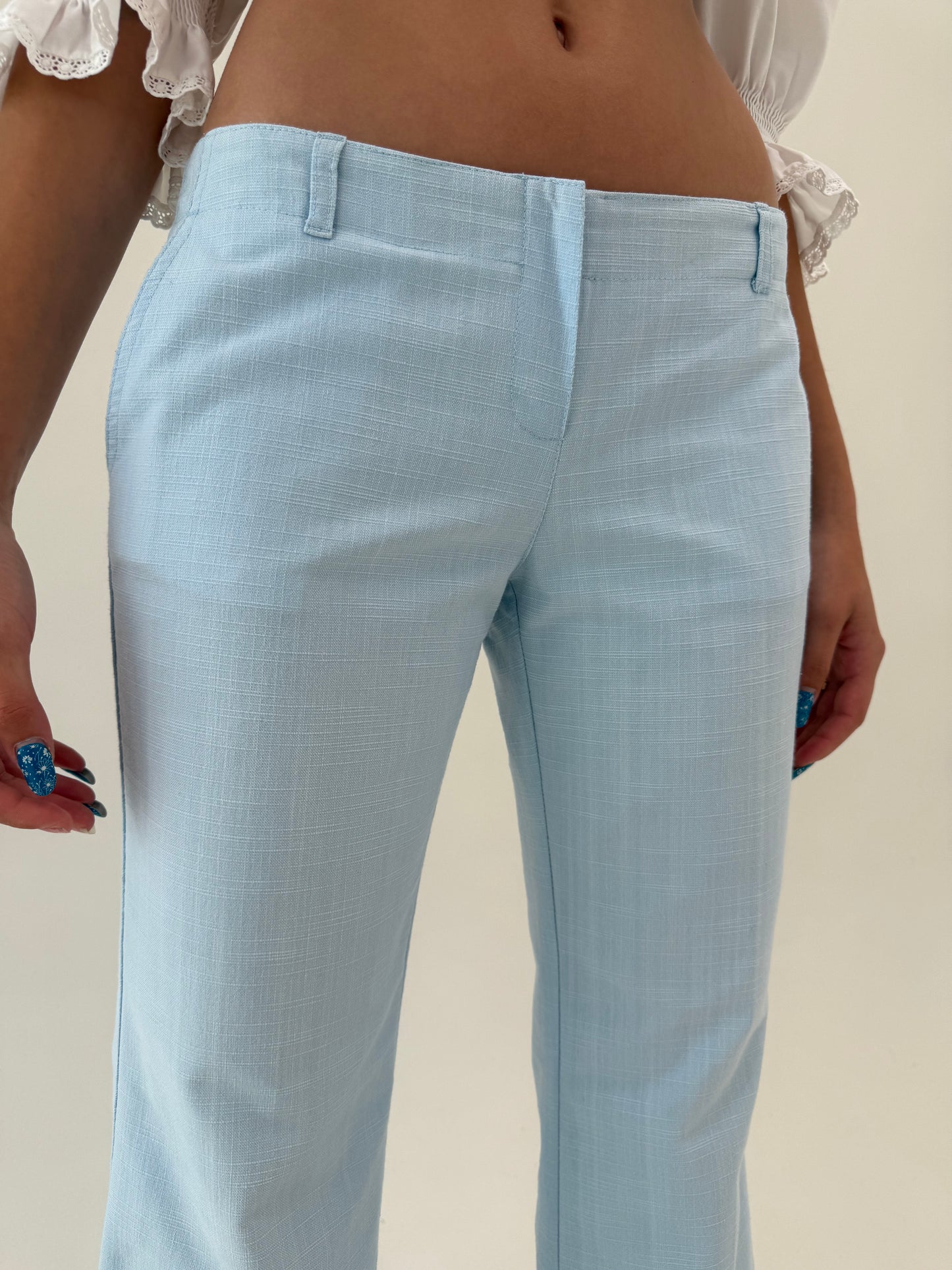 Pantaloni din pânză de in și bumbac evazați baby blue in croi revenit în trend