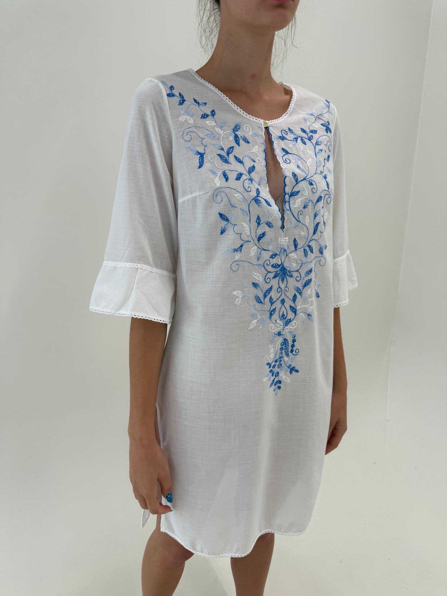 Rochie / tunica lungă din cea mai fină pânză de bumbac cu broderie albastră