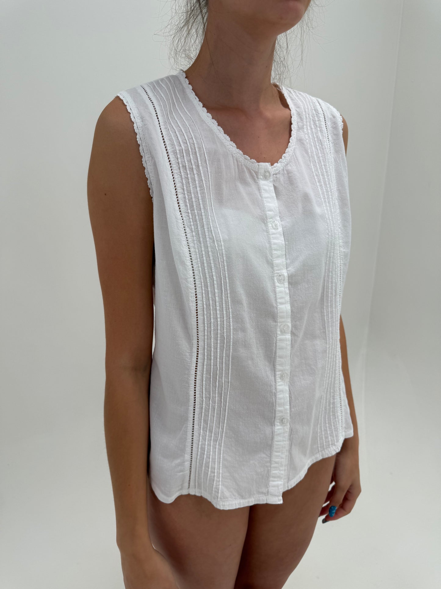 Top cu inserții de macrame și broderie anglaise din cel mai fin bumbac
