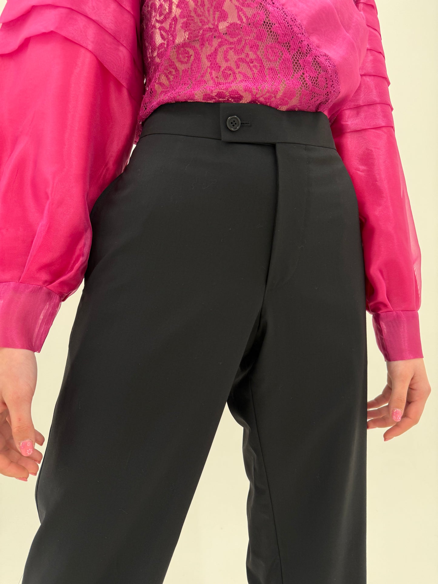 Pantaloni negri Hugo Boss cu vipușca satinata de la zi la seară