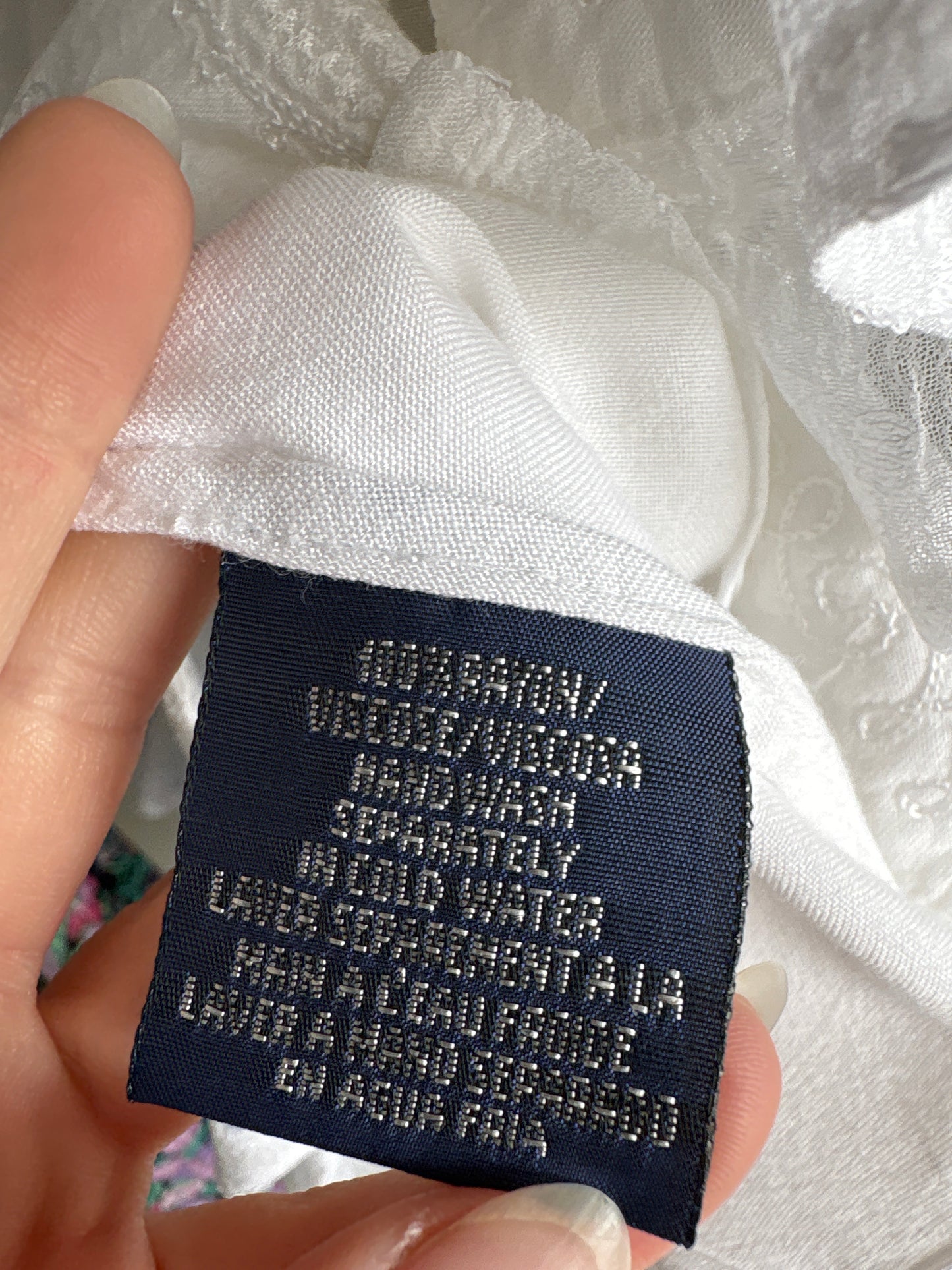 Cămașa din panzica fină cu broderie, mânecă clopot și tiv cu volane