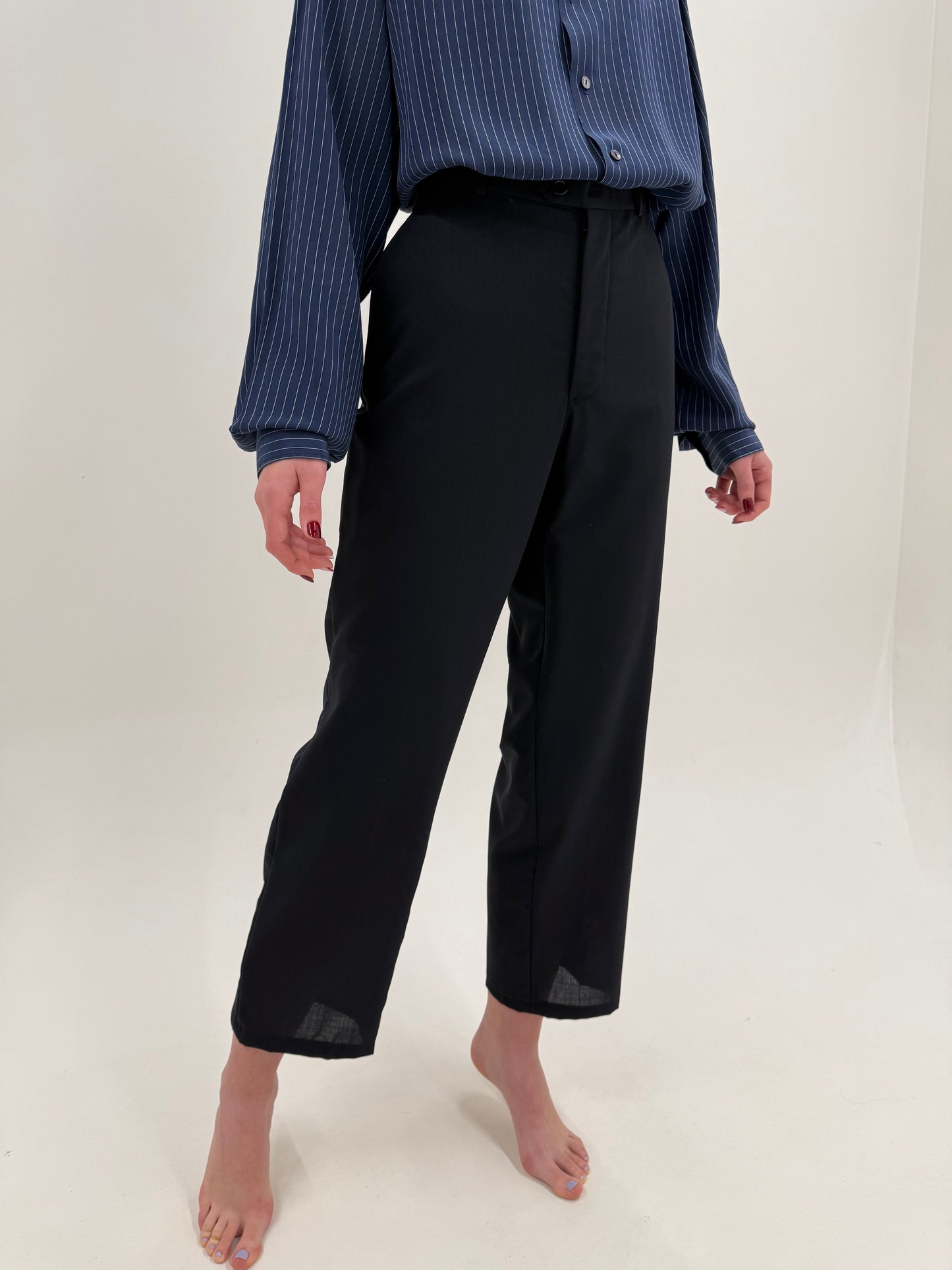 Costum Armani în croi super actual cu sacou scurt din lana extrafina