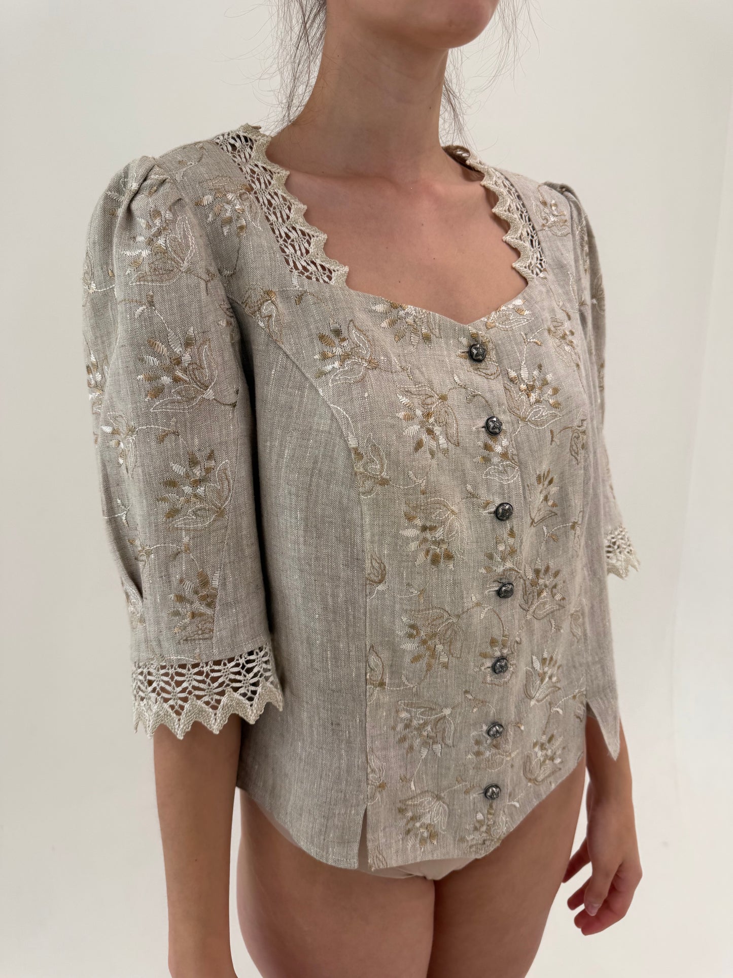 Corsaj vintage din pânză de in cu broderie și inserții macrame