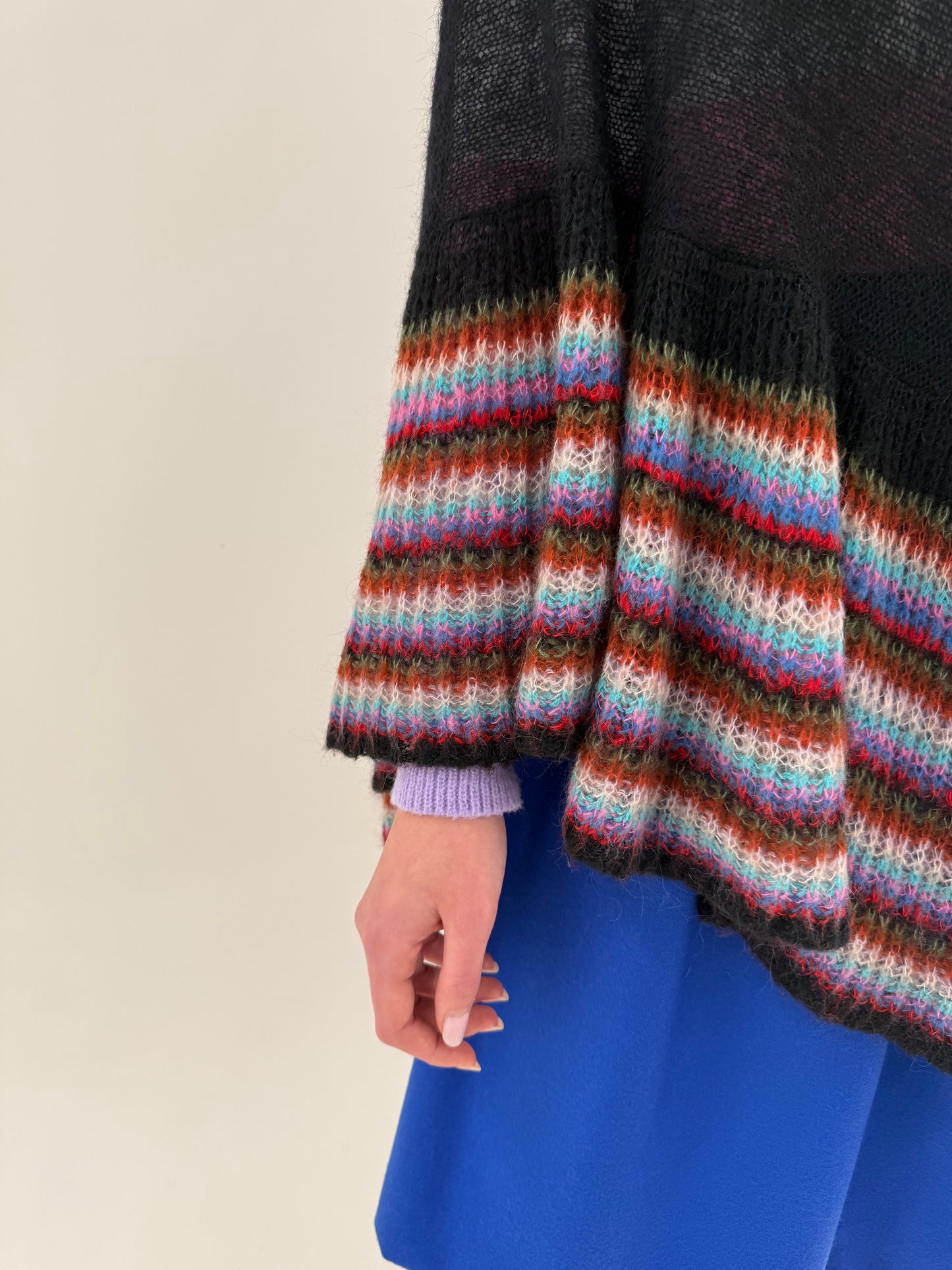 Capă neagră din baby mohair cu volan supradimensionat colorat