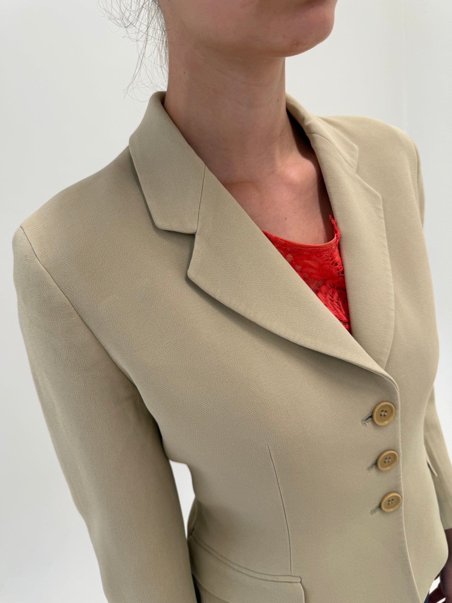 Sacou cambrat Armani camel in croi clasic atemporal din mix de mătase naturală