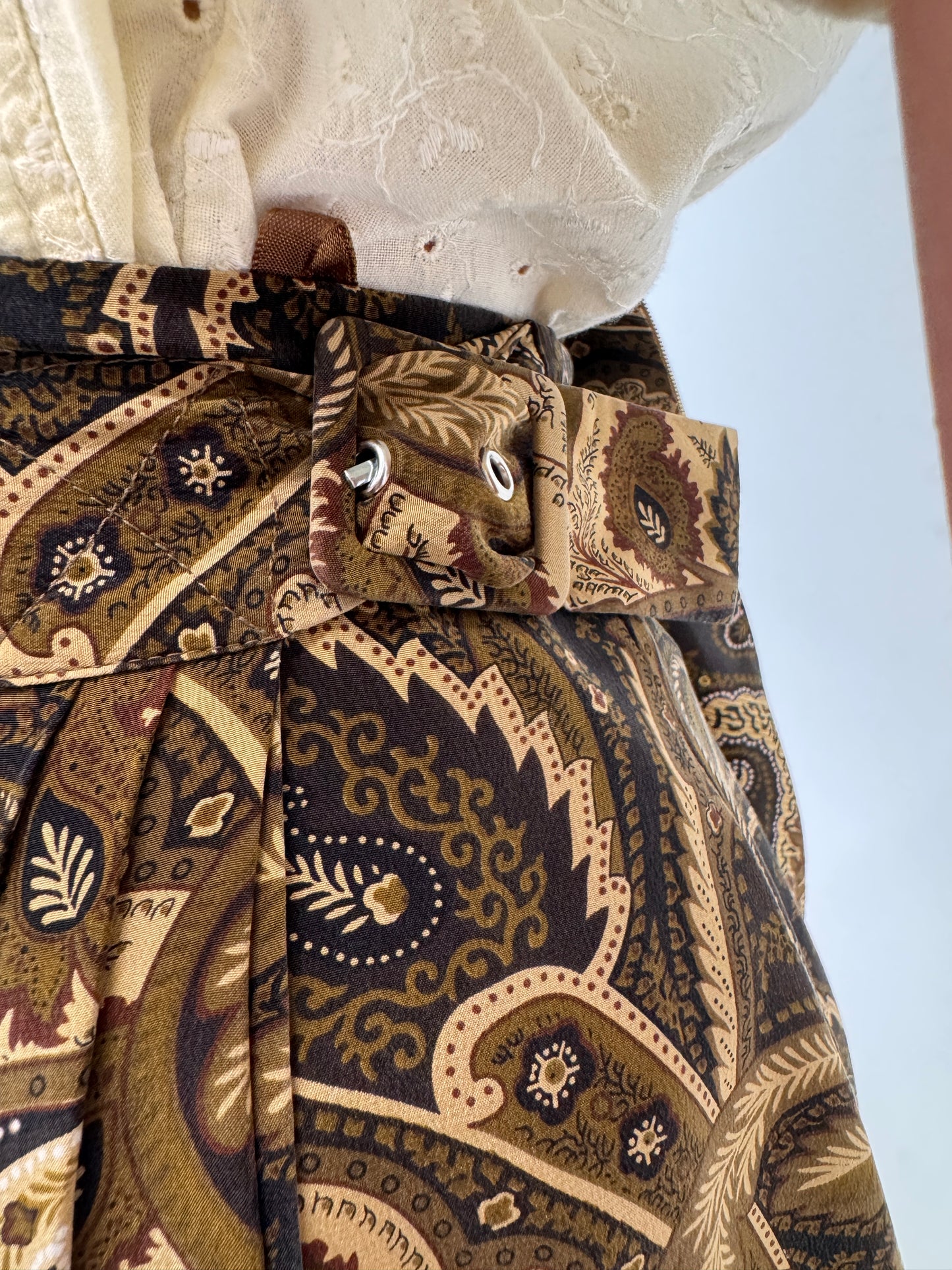 Fustă maxi petrecută din mătase naturală cu talie ușor drapată și print paisley