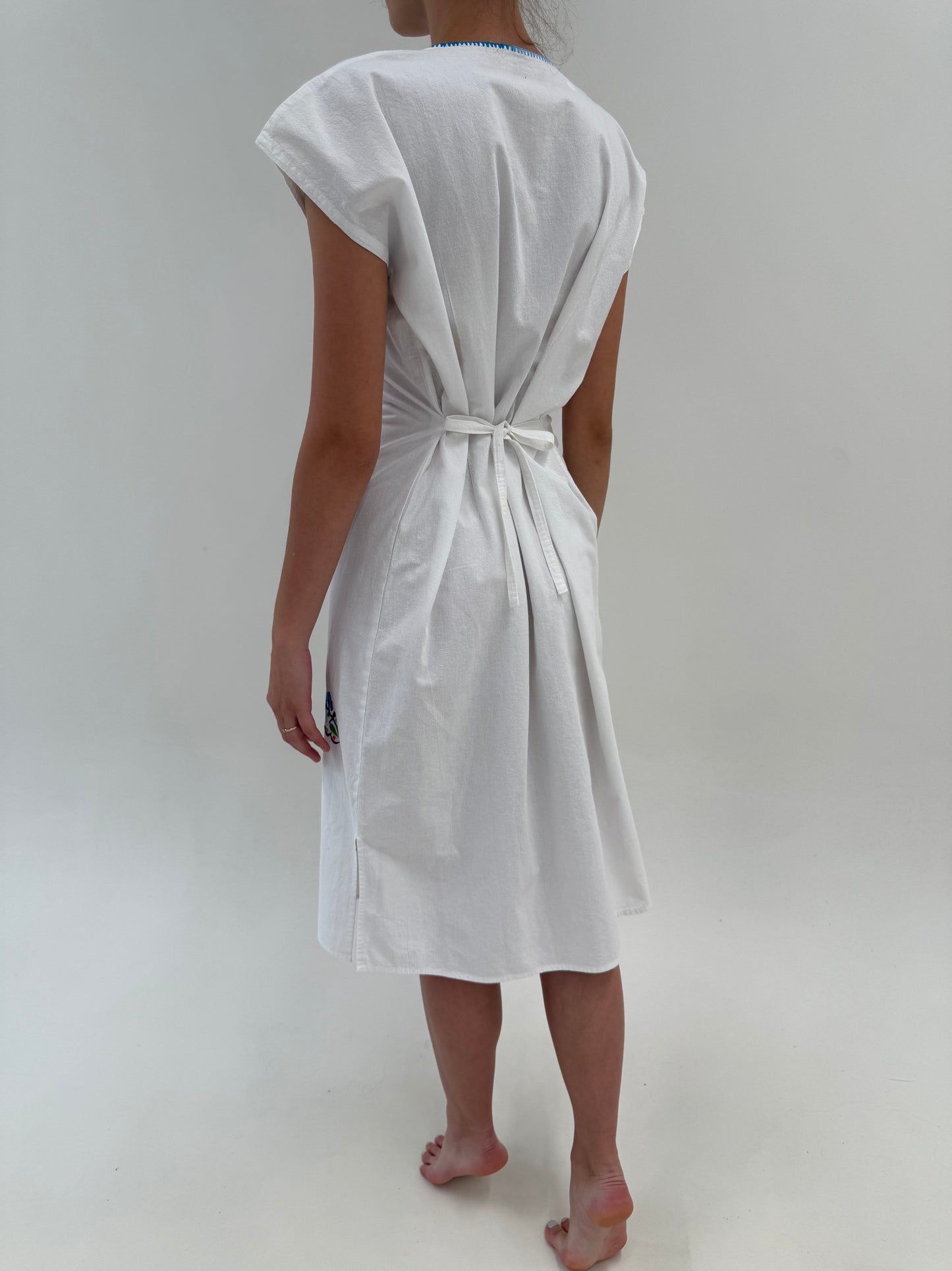 Kaftan vintage bijuterie din pânză cu broderie manuală și talie reglabilă