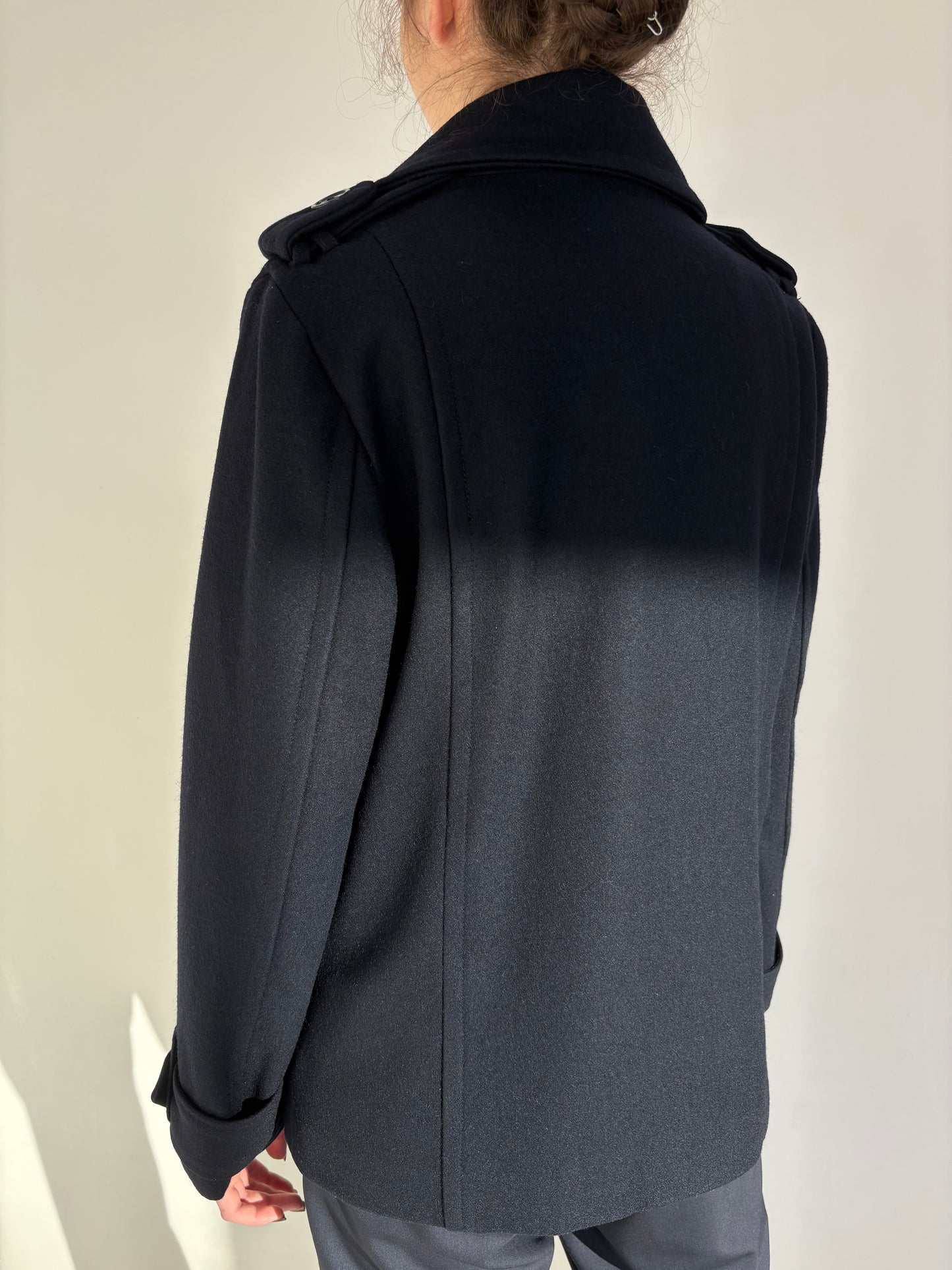 Palton scurt din stofă plină de lana structurata cu închidere dublă