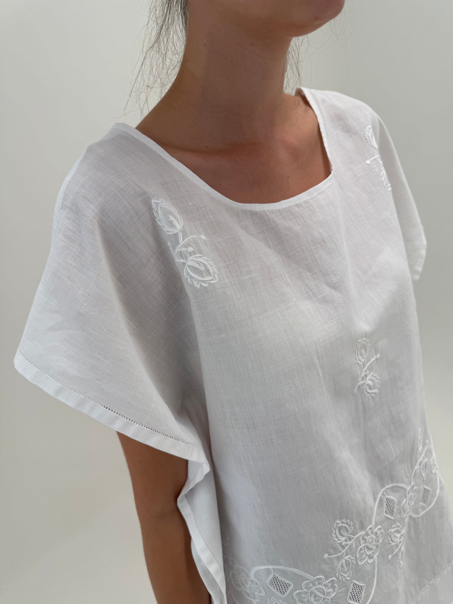 Rochie mini / tunica din in excepțional cu broderie manuală superbă față spate