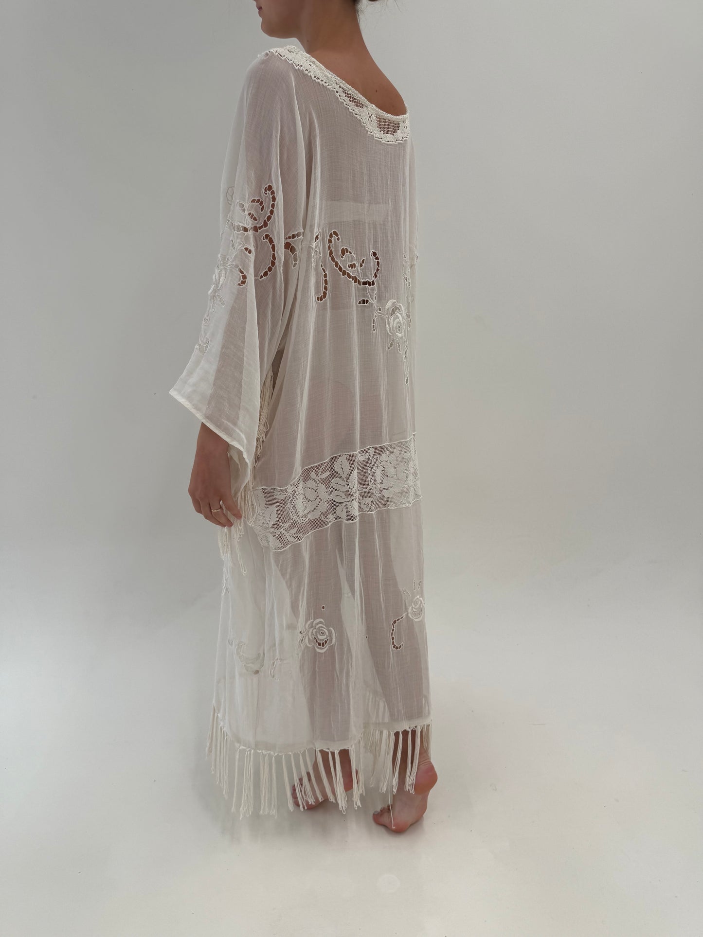 Kaftan de plajă bijuterie din cea mai fină pânză de bumbac cu broderie manuală și franjuri