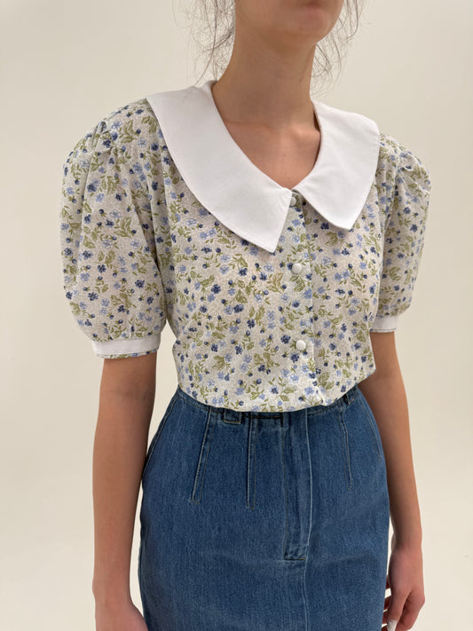 Cămașa vintage cu print floral delicat și guler supradimensionat