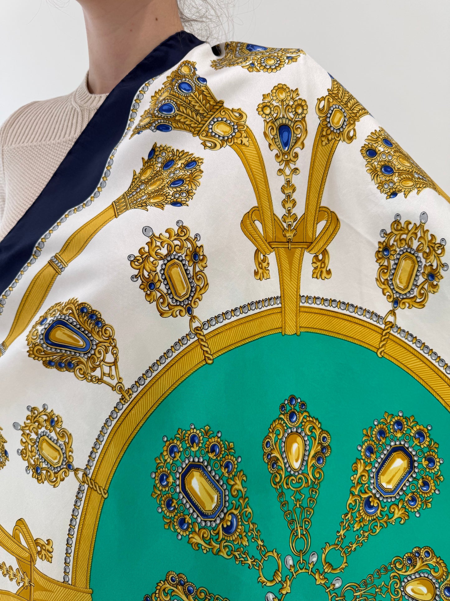 Eșarfă din twill de mătase naturală cu print baroc