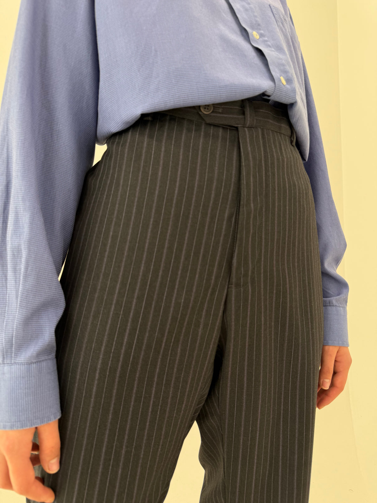 Costum Armani petite nou cu eticheta din lana excepțională cu dungi fine verticale