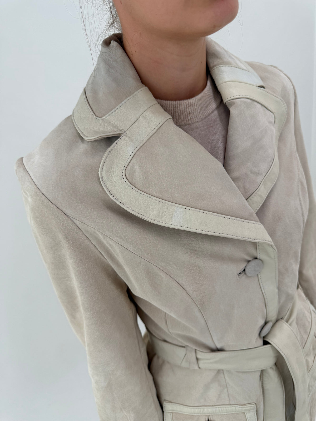 Trench off white din piele naturală întoarsă cu paspoal din piele naturală și cordon