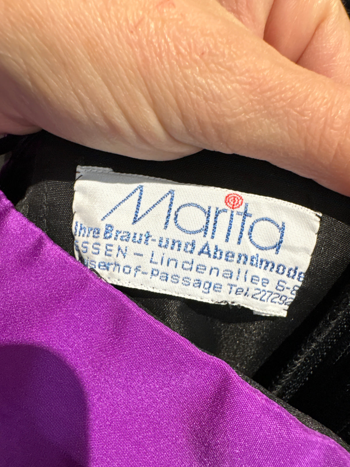LBD maxi spectaculoasă în croi ultra elaborat din catifea cu volume superbe
