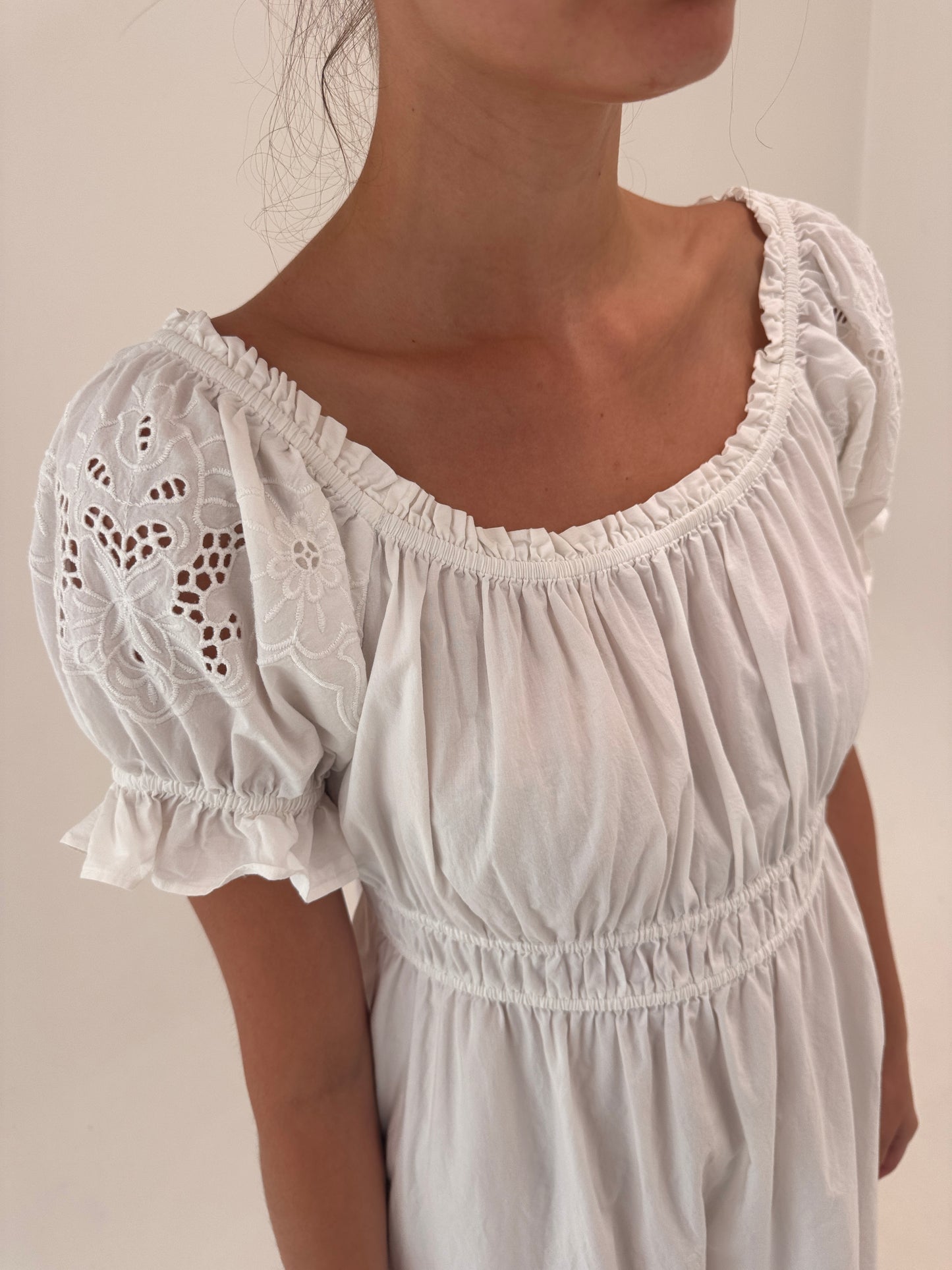 Rochie maxi din bumbac fin cu decolteu elastic și broderie anglaise