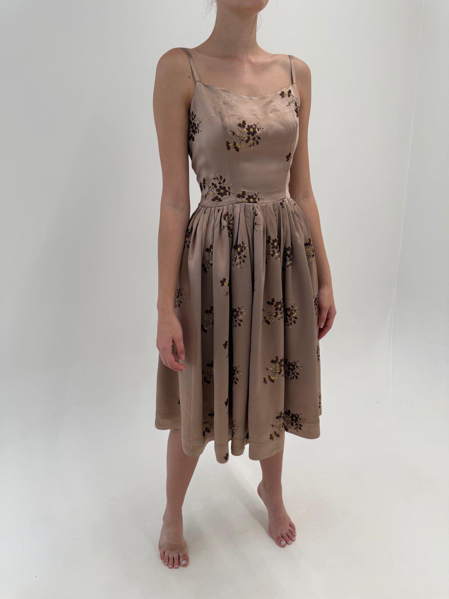 Rochie vintage anii 50 soft bronze integral brodată cu corsaj din twill de mătase naturală