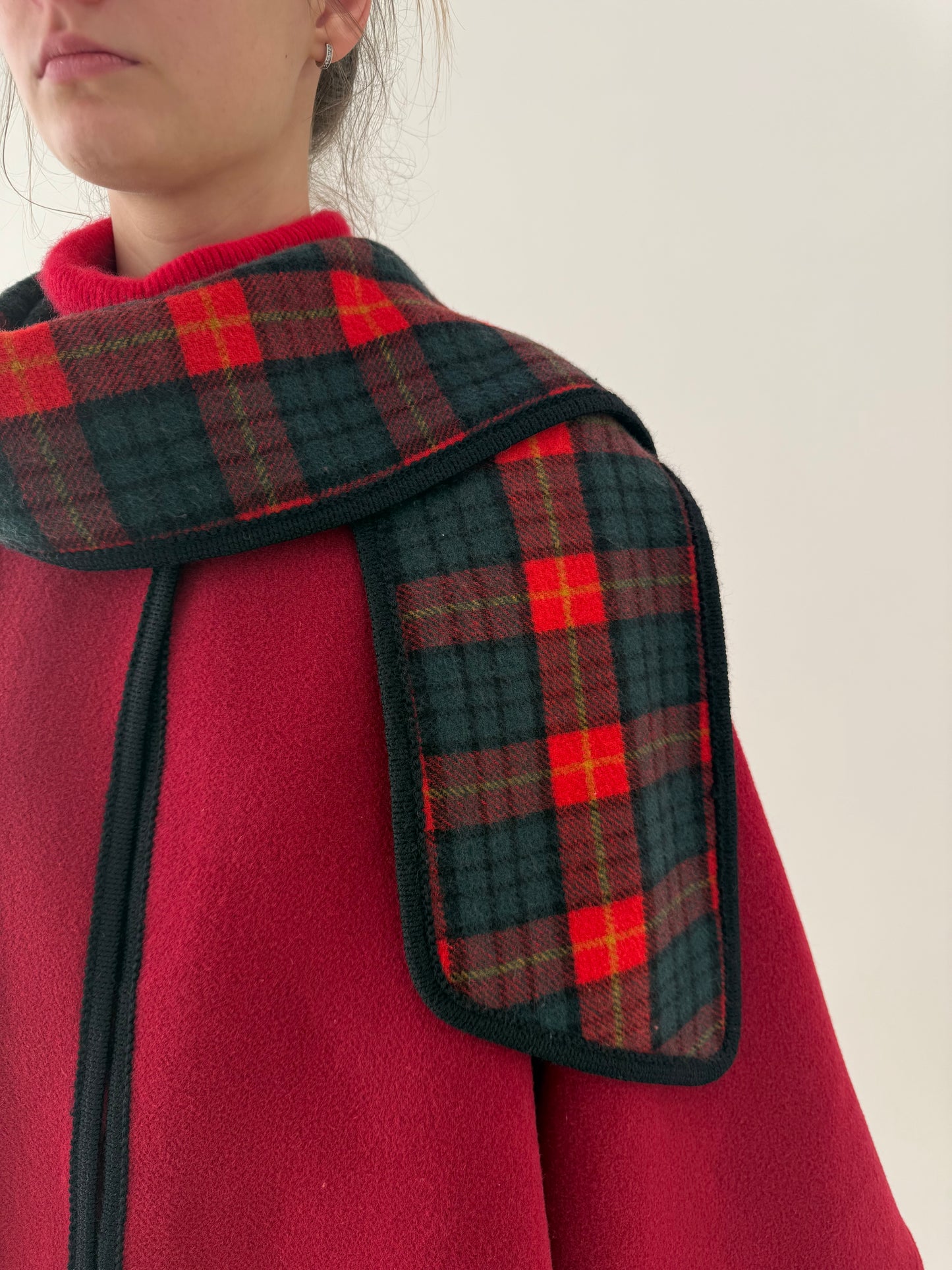 Capa din lana extrafina dark cherry red cu eșarfă proprie