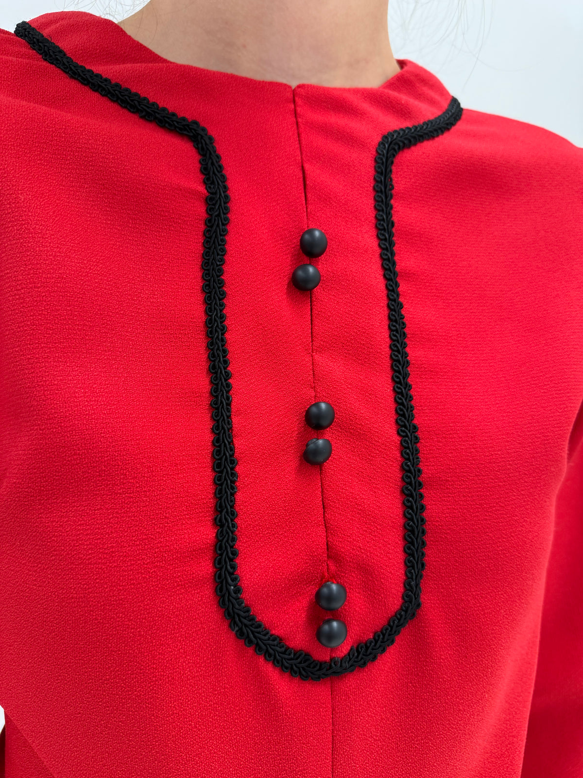 Rochie old vintage late 60s din crep plin texturat pasmanterie neagră aplicată