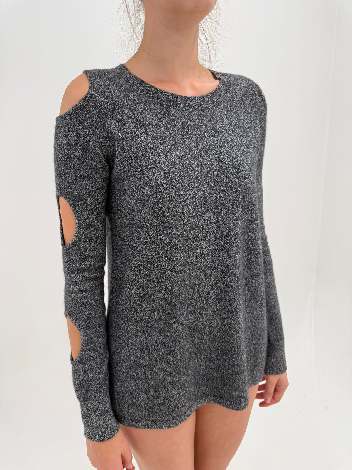 Pulover din cașmir melanj charcoal cu decupaje sculpturale și umeri cold shoulder