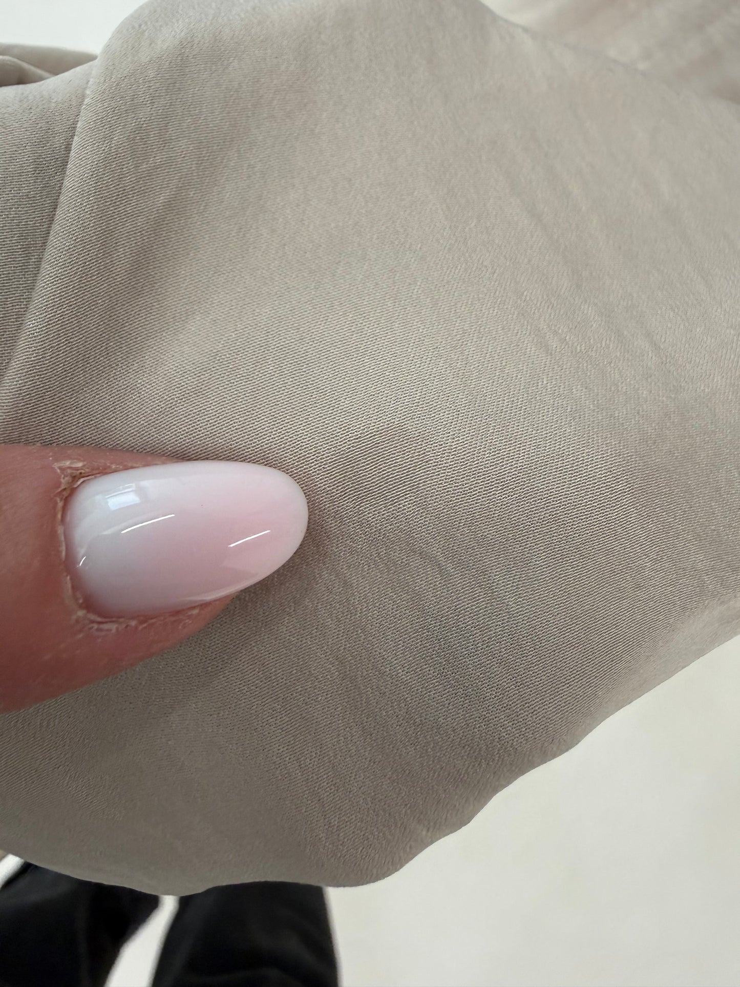 Pantaloni palazzo sand nude ușor satinați cu talie ultra înaltă elastică super ampli