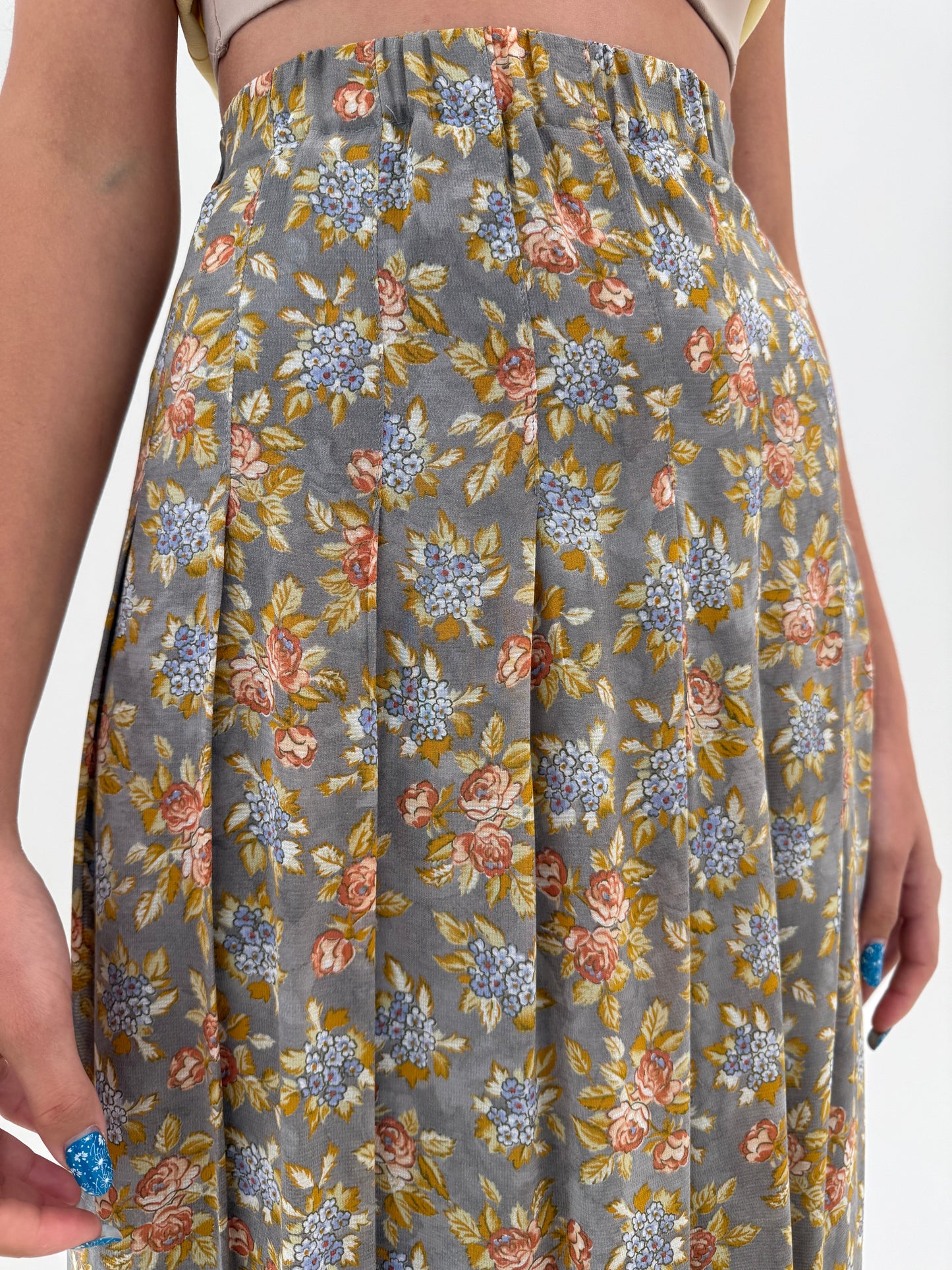 Fustă maxi super vaporoasă warm gray cu print delicat si talie ultra înaltă elastică