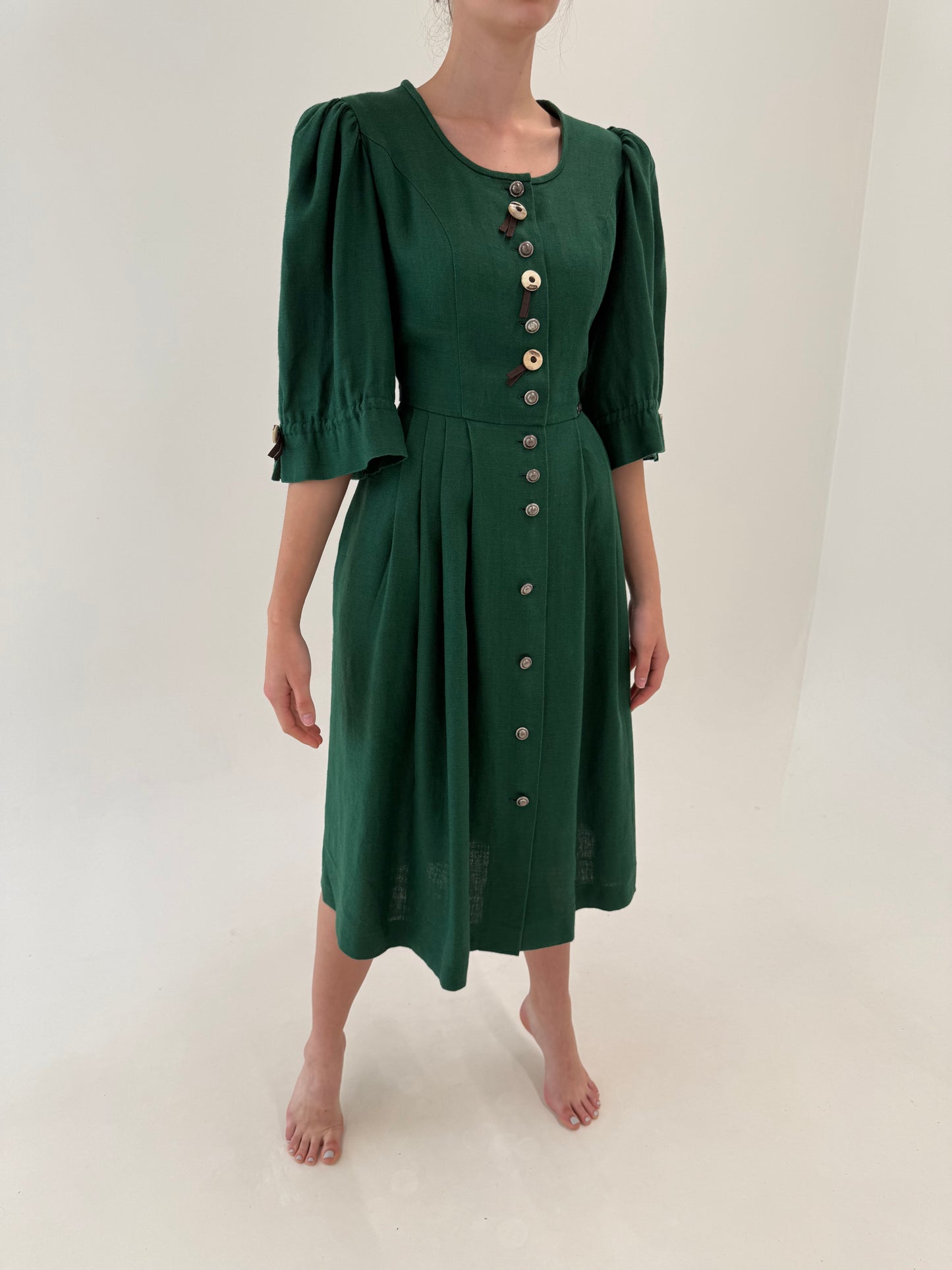 Rochie vintage din pânză grea de in cu corsaj si broderie