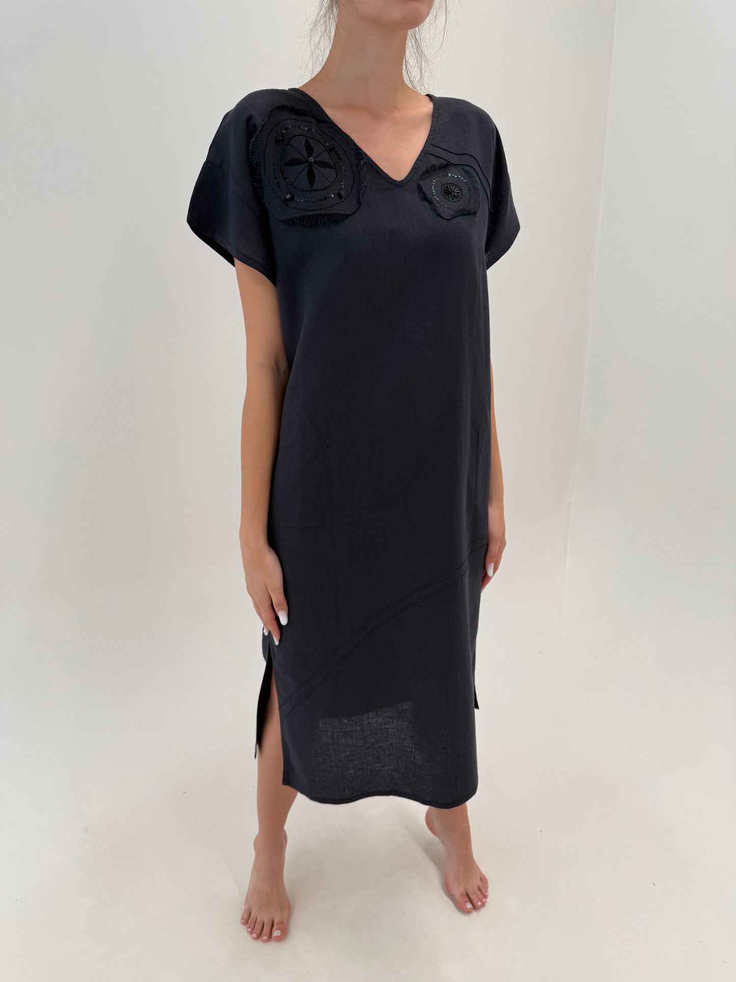Rochie maxi din in excepțional cu buzunare în croi chic și aplicații manuale