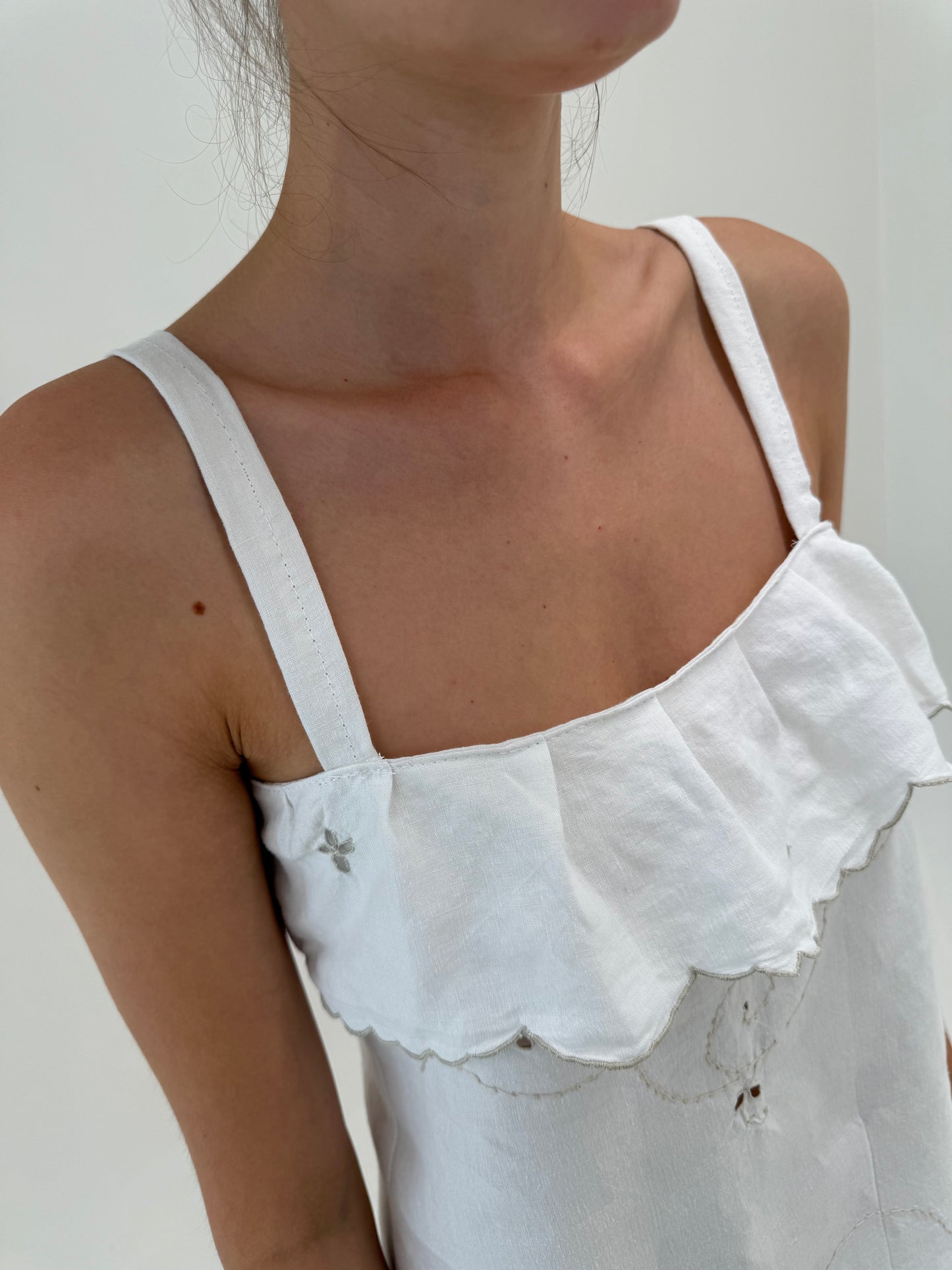 Top alb din pânză de in cu broderie manuală dark nude