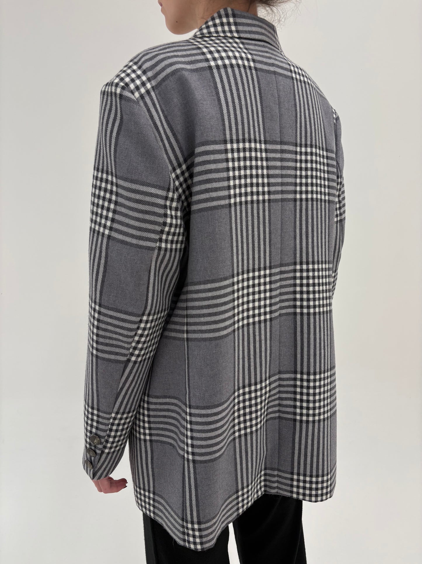 Sacou în carouri din stofă de lana extrafina pura certificată în croi lung