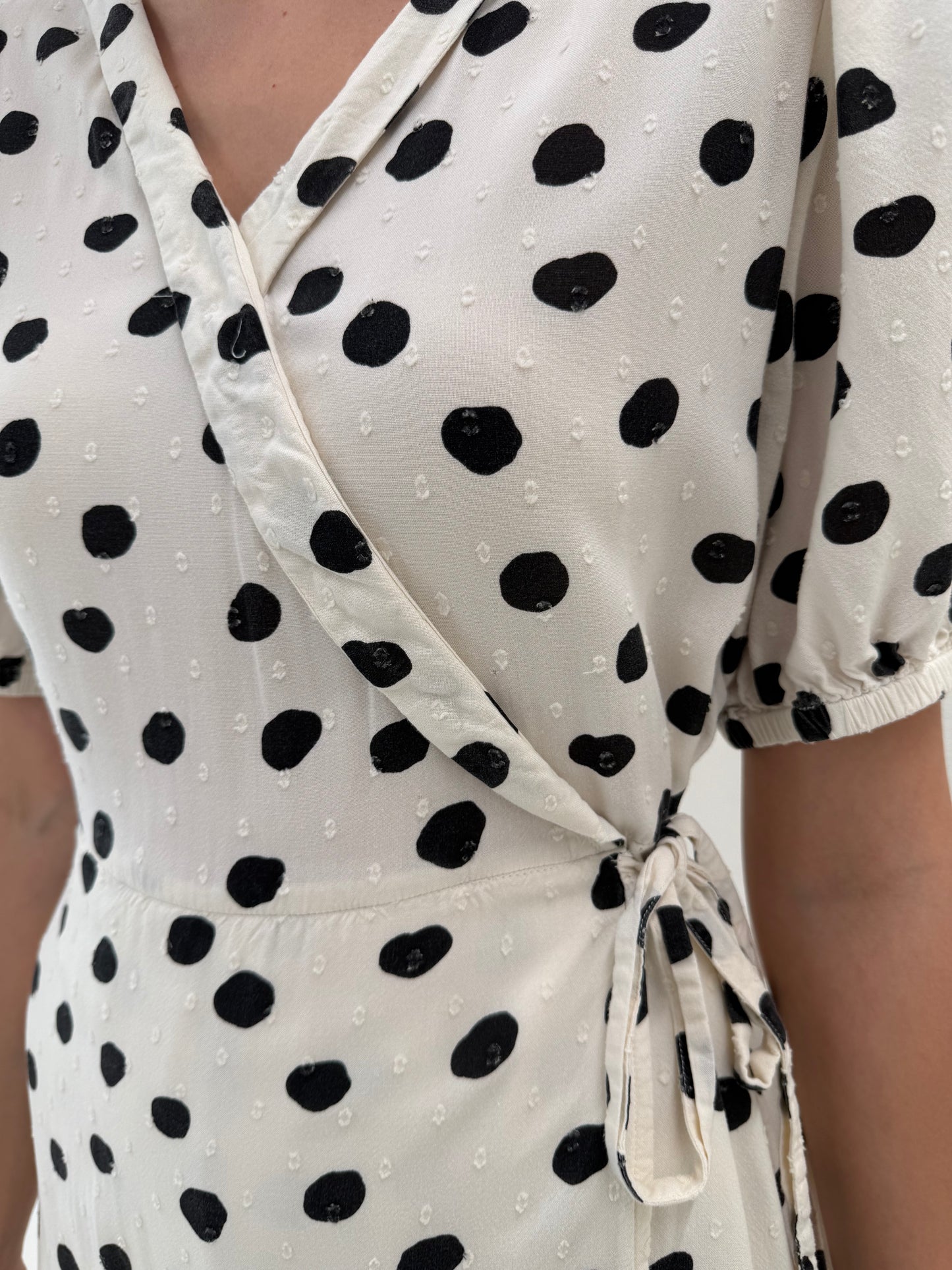 Rochie cu aspect petrecut  cu buline negre și talie marcată midi lung