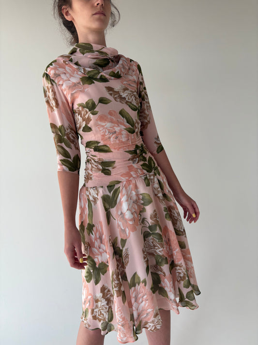 Rochie vintage powder pink cu talie ultra marcată și print superb floral