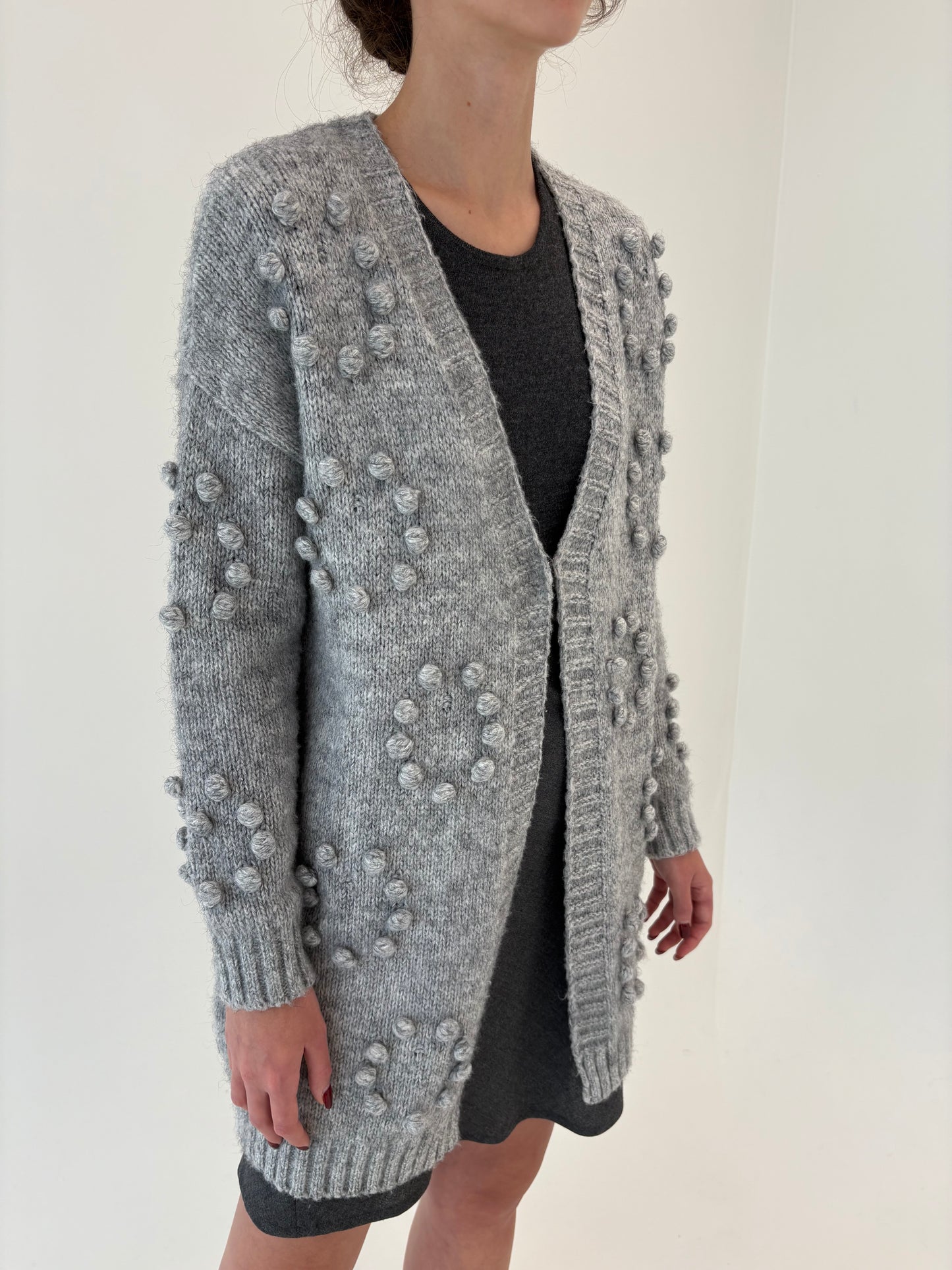 Cardigan lung de gramaj mare din lana extrafina pufoasă cu aplicații 3D