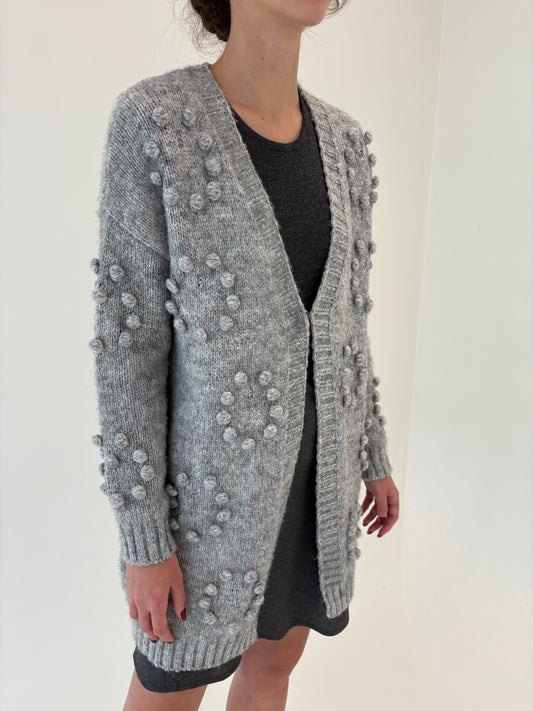 Cardigan lung de gramaj mare din lana extrafina pufoasă cu aplicații 3D