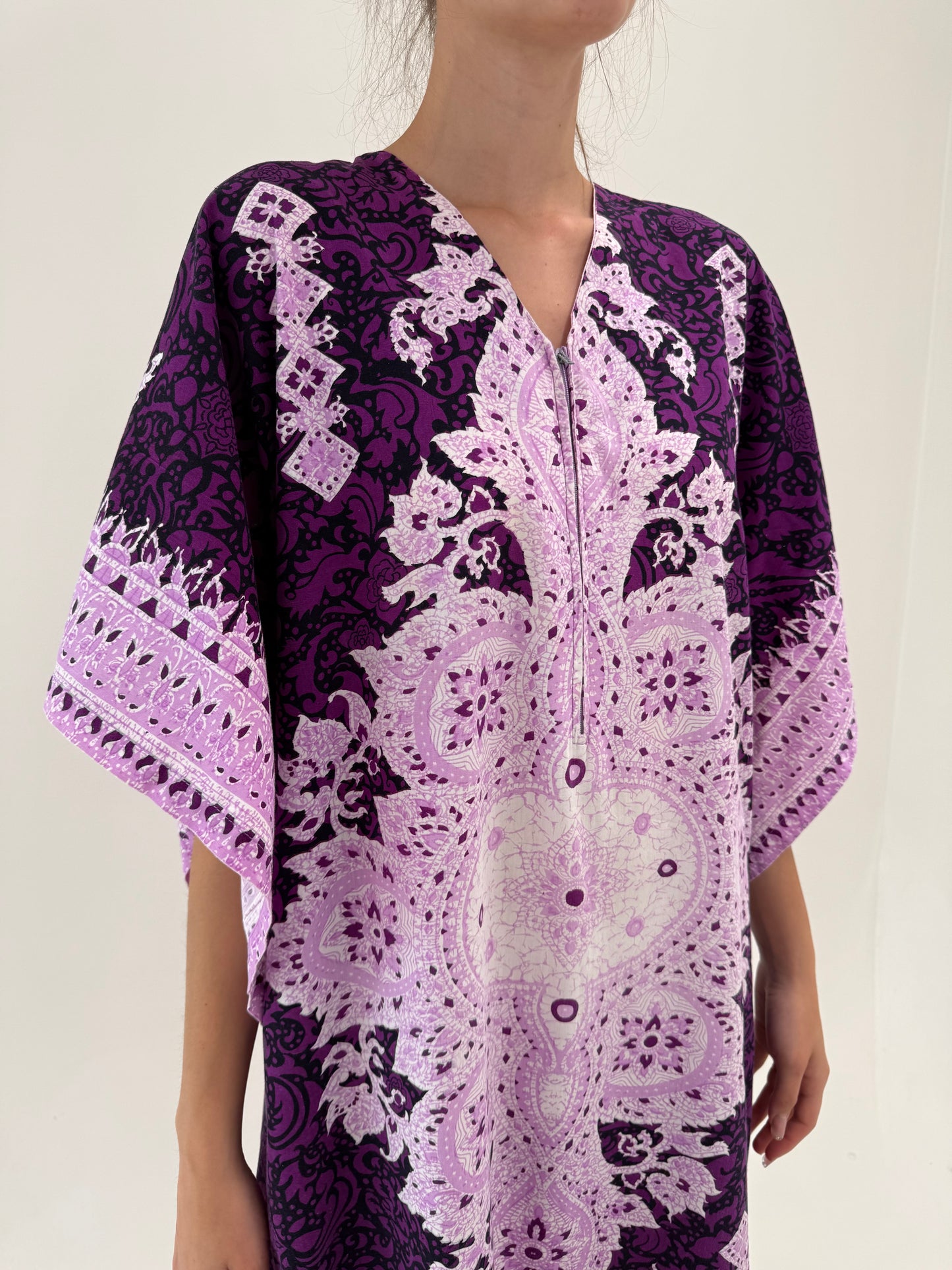 Kaftan din pânză de bumbac în nuanțe superbe de lavandă și elctric purple
