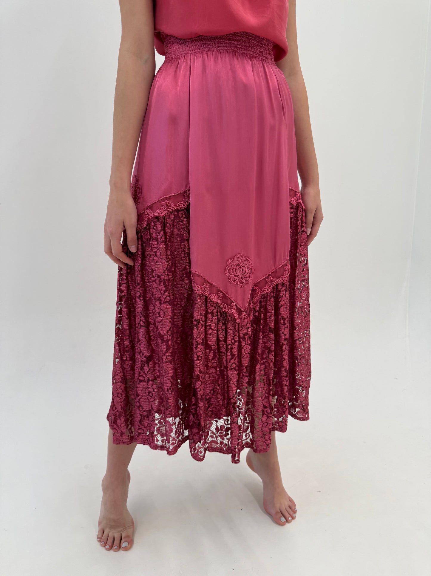 Fustă maxi ultra amplă din vascoza satinata grea și dantelă chantily dusty rose pink